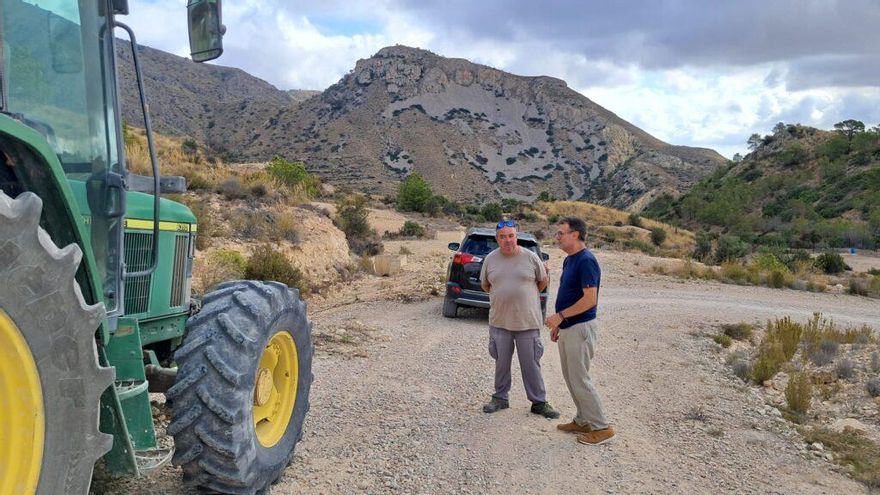 Crevillent acondiciona el camino Costera del Catí en plena sierra