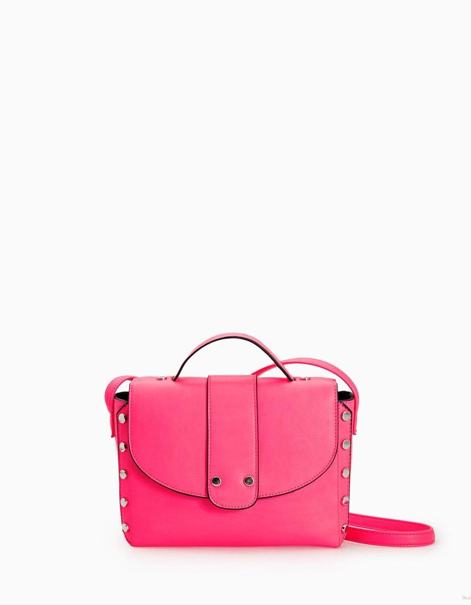 Prendas en rosa y rojo para la primavera: bolso con tachuelas de Stradivarius