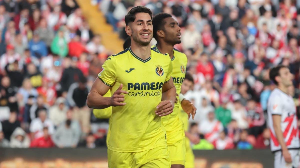 El delantero del Villarreal Ayoze Pérez celebra el primer gol de su equipo en el partido de LaLiga ante el Rayo