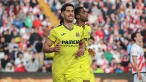 El delantero del Villarreal Ayoze Pérez celebra el primer gol de su equipo en el partido de LaLiga ante el Rayo