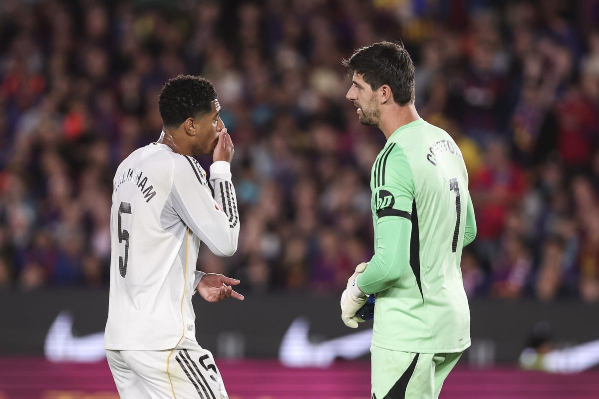 Thibaut Courtois, con Jude Bellingham en el clásico