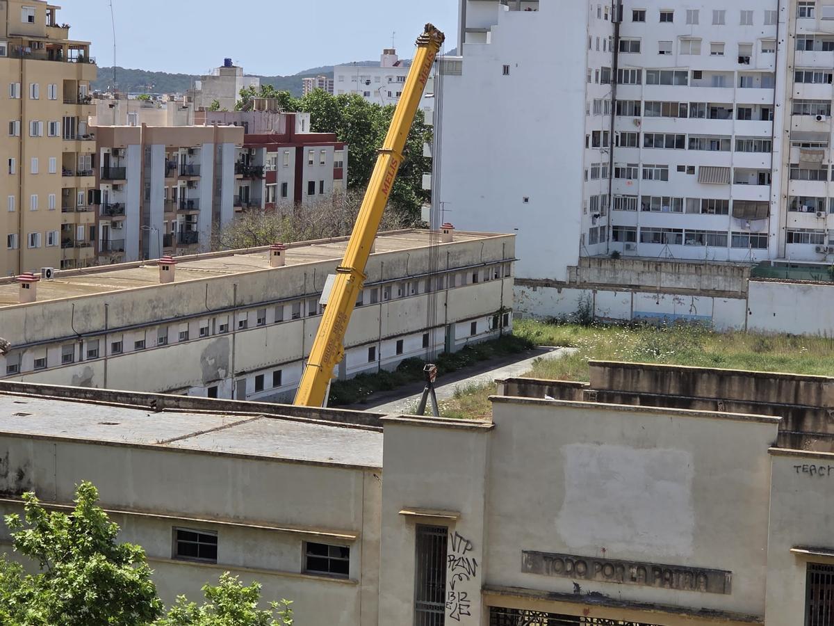 Una grúa colocada este viernes en recinto militar de Son Simonet para levantar pisos
