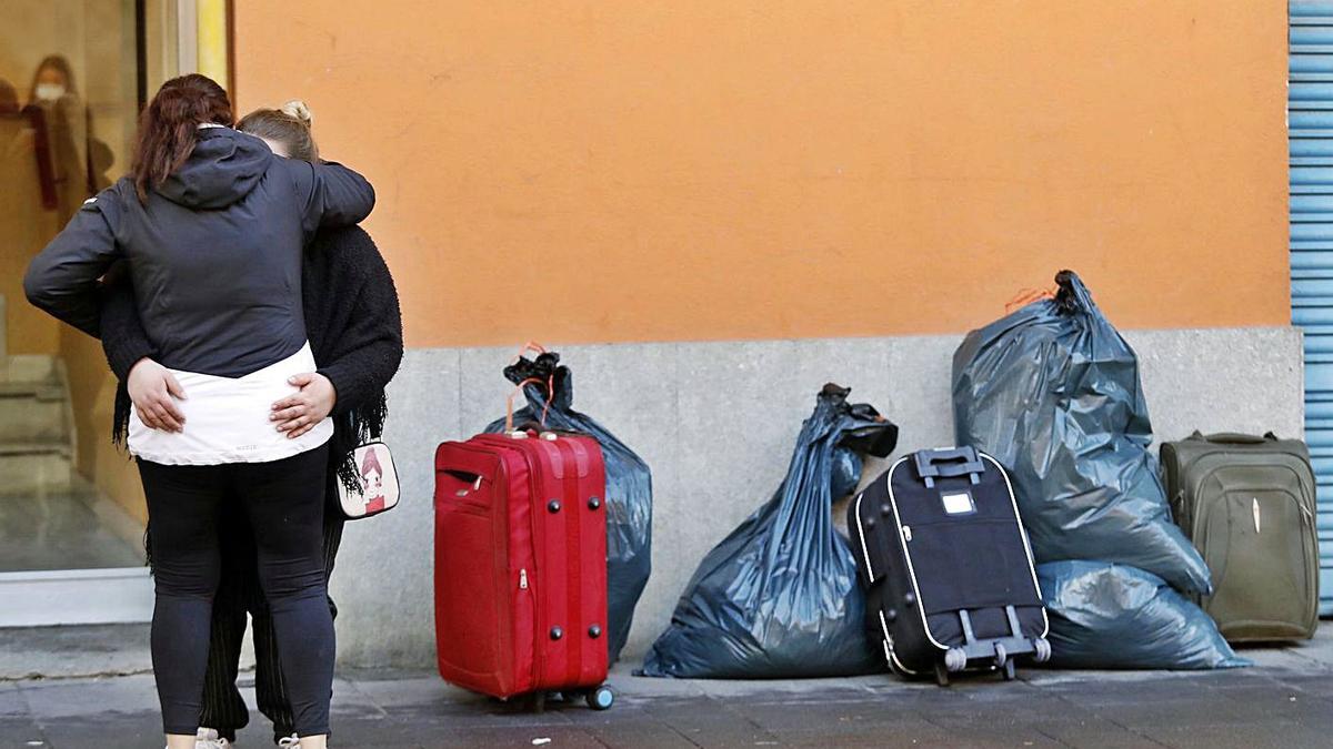 Una família amb fills desnonada a Salt a finals de l’any passat. | ANIOL RESCLOSA/ARXIU