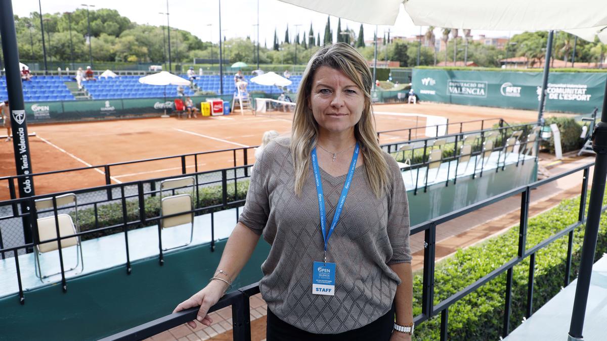 La directora del Open Ciudad de Valencia, Ana Salas, posa en las instalaciones del Club de Tenis Valencia.