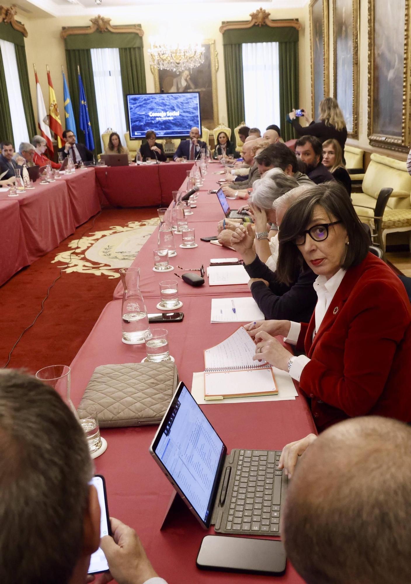 Así fue el tenso Consejo Social por Naval Gijón (en imágenes)