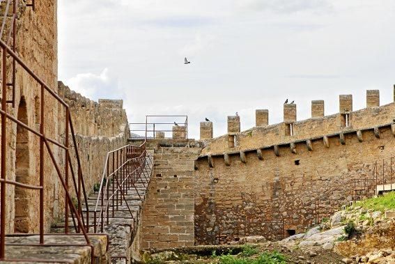 Zacken, Schießscharten, hohe Mauern: Ein Besuch in der Festung im Nordosten von Mallorca.