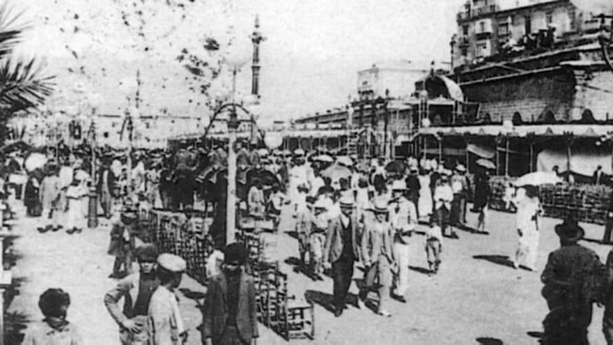 Imagen del Paseo de la Feria con las sillas preparadas para ser utilizadas.