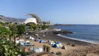 El Puerto inicia el proceso para desalojar las casetas de la playa del Marítimo en Santa Cruz
