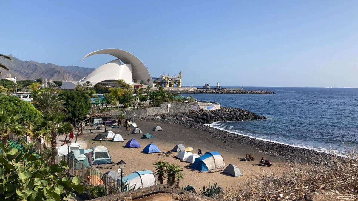 Tiendas de campaña en la denominada playa del Parque Marítimo, en Santa Cruz de Tenerife