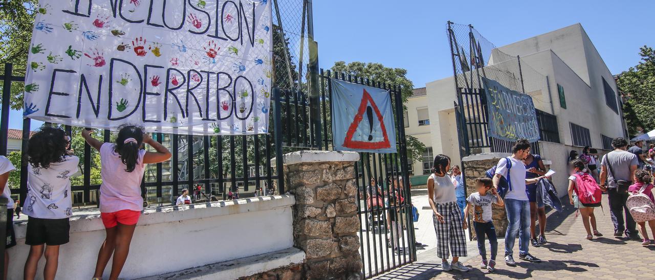 Imagen del colegio Delicias con carteles de protesta por el cambio de las ratios.