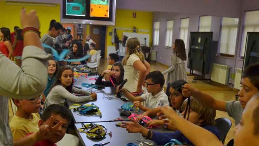 Participantes durante el taller de malabares, realizado ayer por la mañana en el Punto Joven.