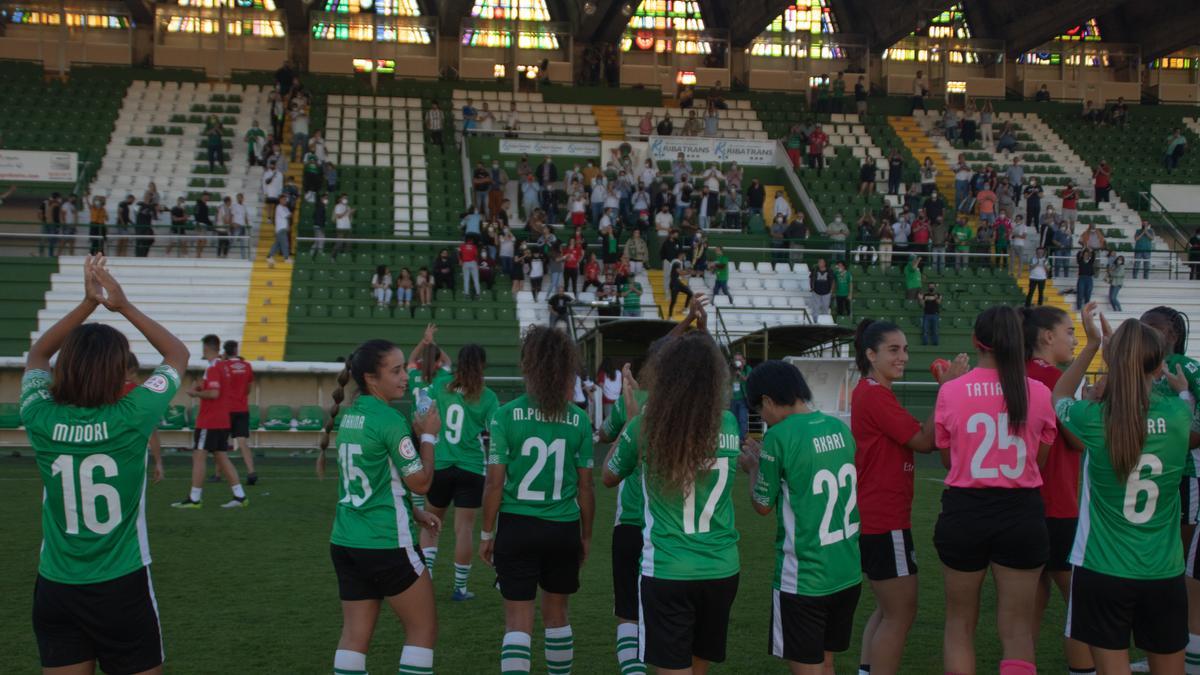 El Cacereño Femenino agradece el apoyo del público durante el partido de Copa de la Reina, el pasado miércoles.