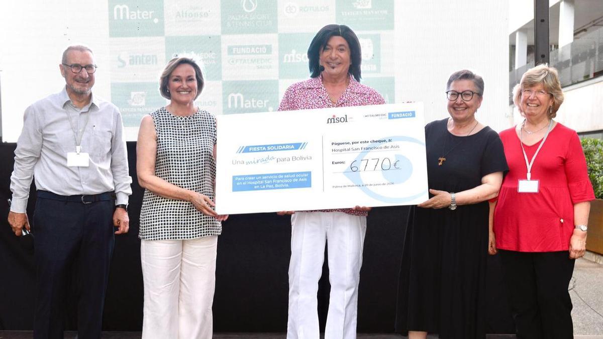 Bartolomé Camps y Elena Palomeque, de FOS, El Casta, padrino del evento, Alicia Garcia y Margalida Riutort, de MISOL