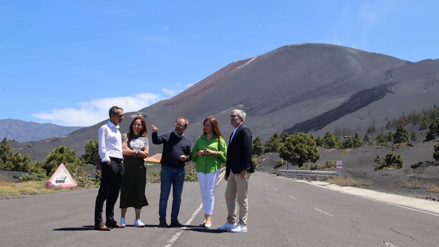 Fernando Clavijo, primero por la derecha, durante una visita a La Palma.