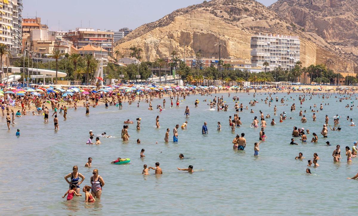 Aspecto que presentaba la playa del Postiguet de Alicante en la semana en la que ocurrieron los hechos.