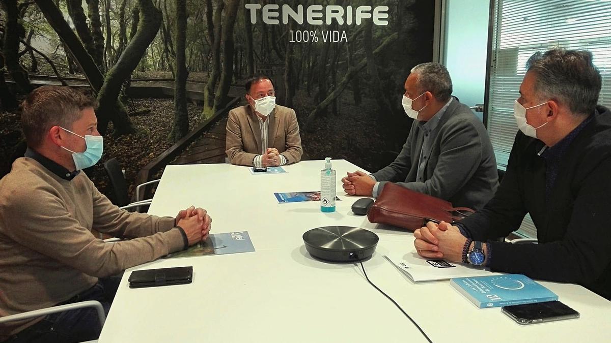 Reunión del consejero de Turismo en el Cabildo de Tenerife, José Gregorio Martín Plata, y el cónsul de Francia, Bernard J. Lonis.