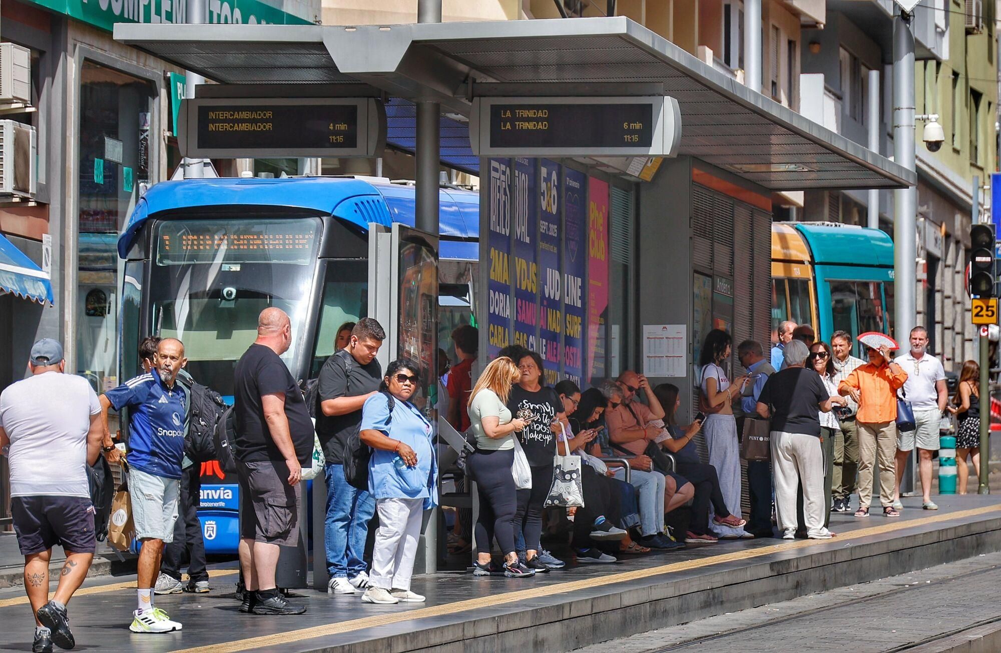 Colas en las paradas del tranvía en Tenerife