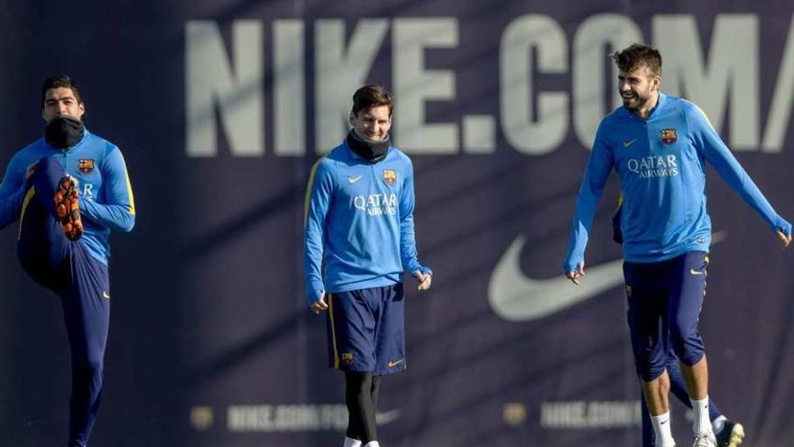 Suárez, Messi y Piqué, ayer, durante en entrenamiento en Sant Joan Despí. // Alejandro García