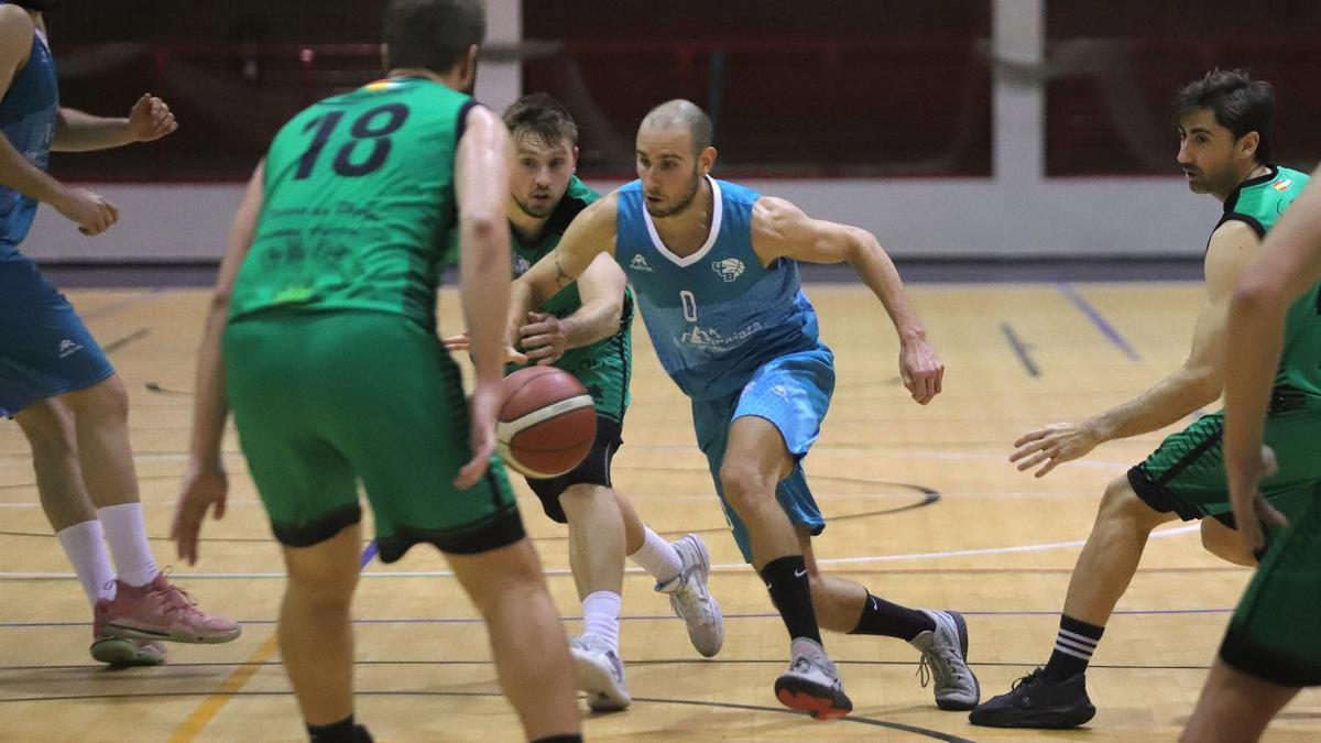 El argentino Valentín Burgos en el Córdoba UCB-Vikingos Syngenta Almería de Liga EBA.