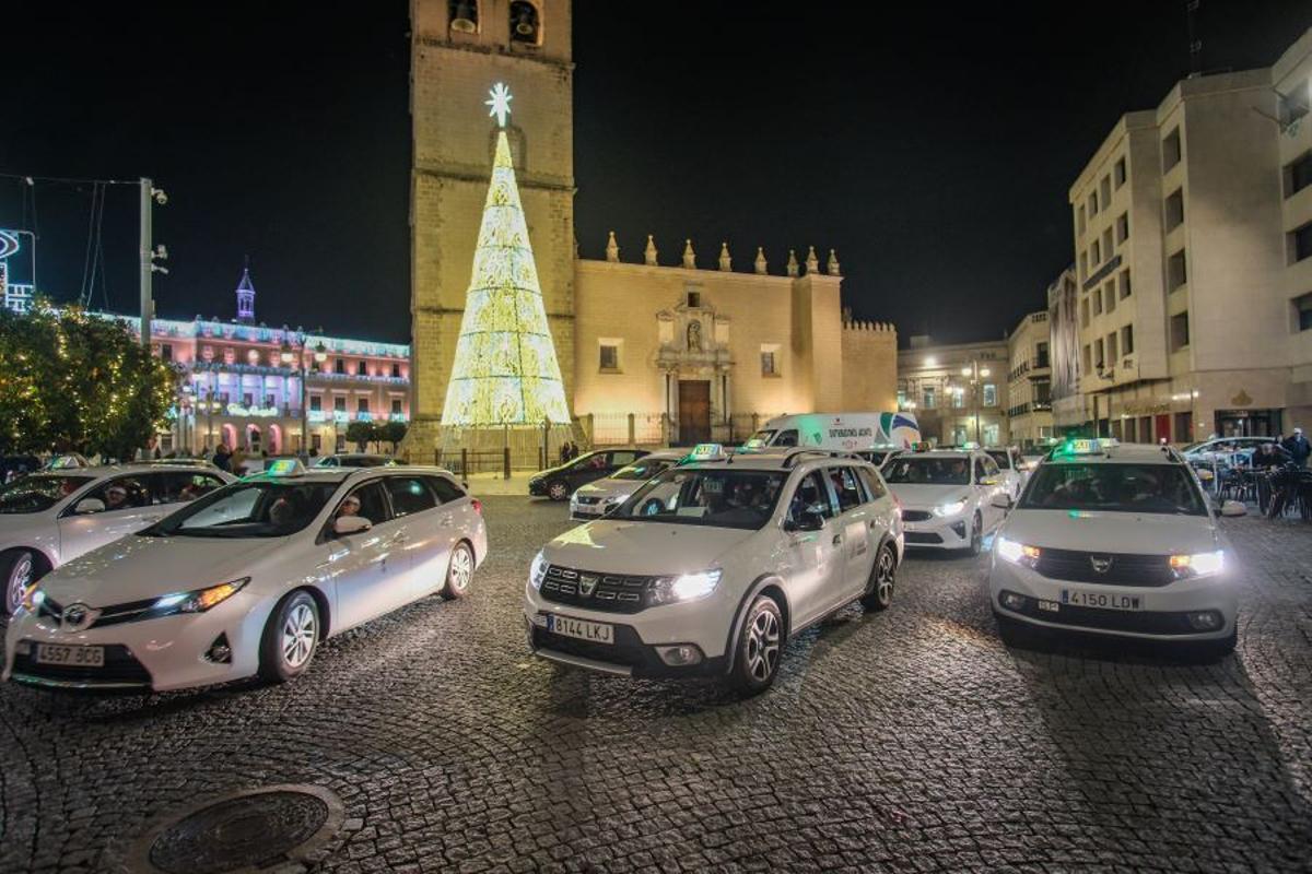 Taxis en la plaza de España durante la última edición del 'Taxi Luz' para acercar la Navidad a los mayores de las residencias.