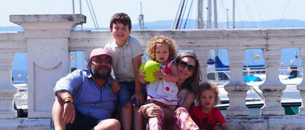 Xoanqui Ameixeiras y Marga García con sus tres hijos: Gael, el mayor, y los mellizos Zoe y Nuno. // FdV