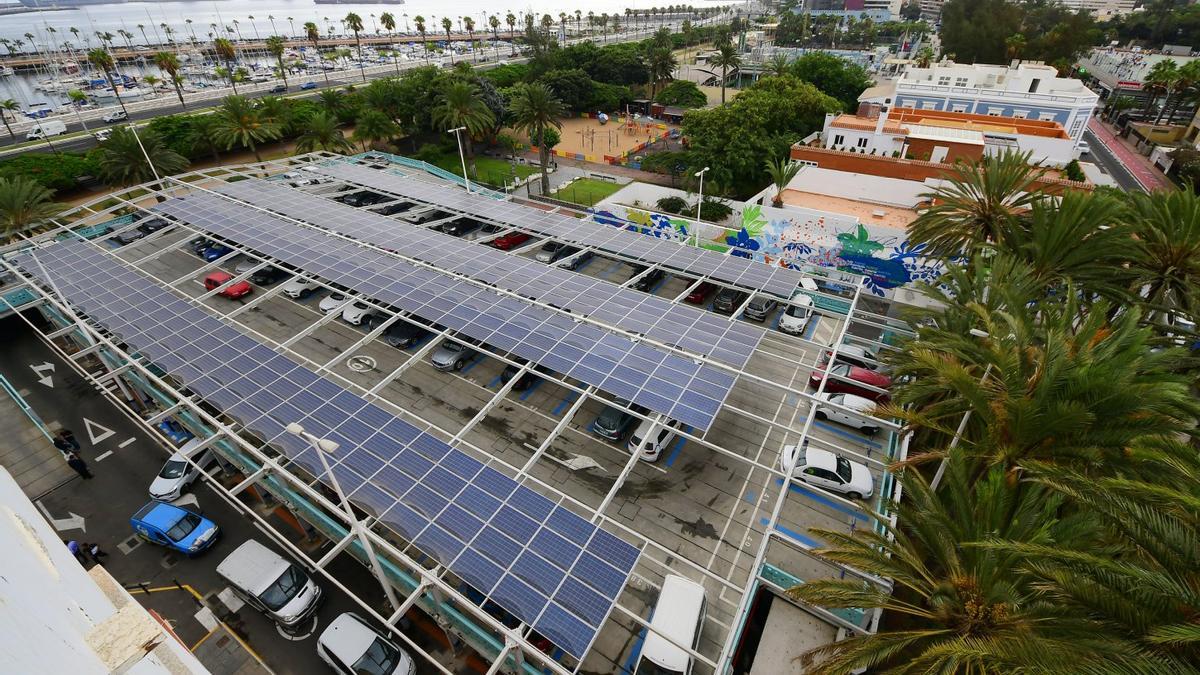 Paneles fotovoltaicos en el aparcamiento municipal de las oficinas municipales de León y Castillo.