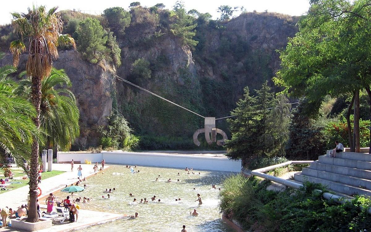Lago del parque de la Creueta del Coll de Barcelona, con la escultura 'Elogi de l'Aigua' de Chillida