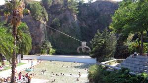 Lago del parque de la Creueta del Coll de Barcelona, con la escultura ’Elogi de l’Aigua’ de Chillida