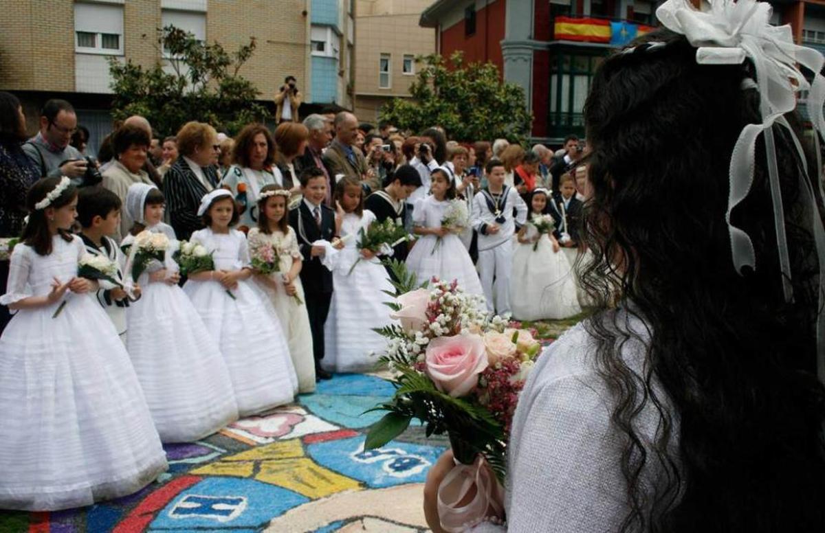 A la izquierda, los niños, en corro, en la plaza de La Baragaña. A la derecha, la custodia, a su paso por la calle Valdés Pumarino de Candás.