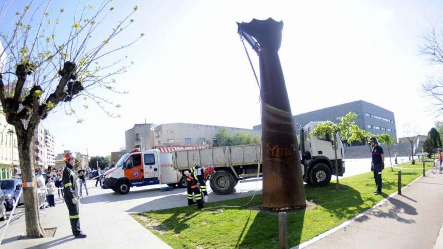 La operación de retirada de la escultura &quot;Cola do peixe&quot; del artista César Lombera.  // Noé Parga