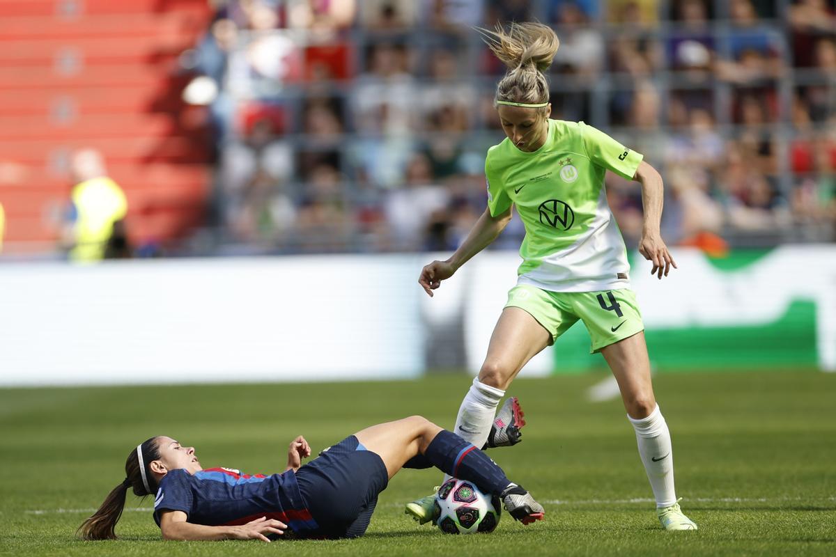 EINDHOVEN (PAÍSES BAJOS), 03/06/2023.- La centrocampista del FC Barcelona Aitana Bonmatí (i) disputa el balón ante Kathrin Hendrich (d), defensa del Wolfsburgo, durante la final de la Liga de Campeones Femenina entre FC Barcelona y Wolfsburgo, este sábado en el Philips Stadion de Eindhoven. EFE/ Alberto Estévez