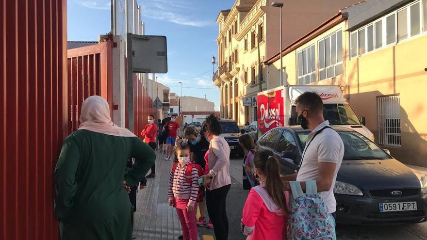 Caos en la entrada y salida de escolares en un colegio de Sucina