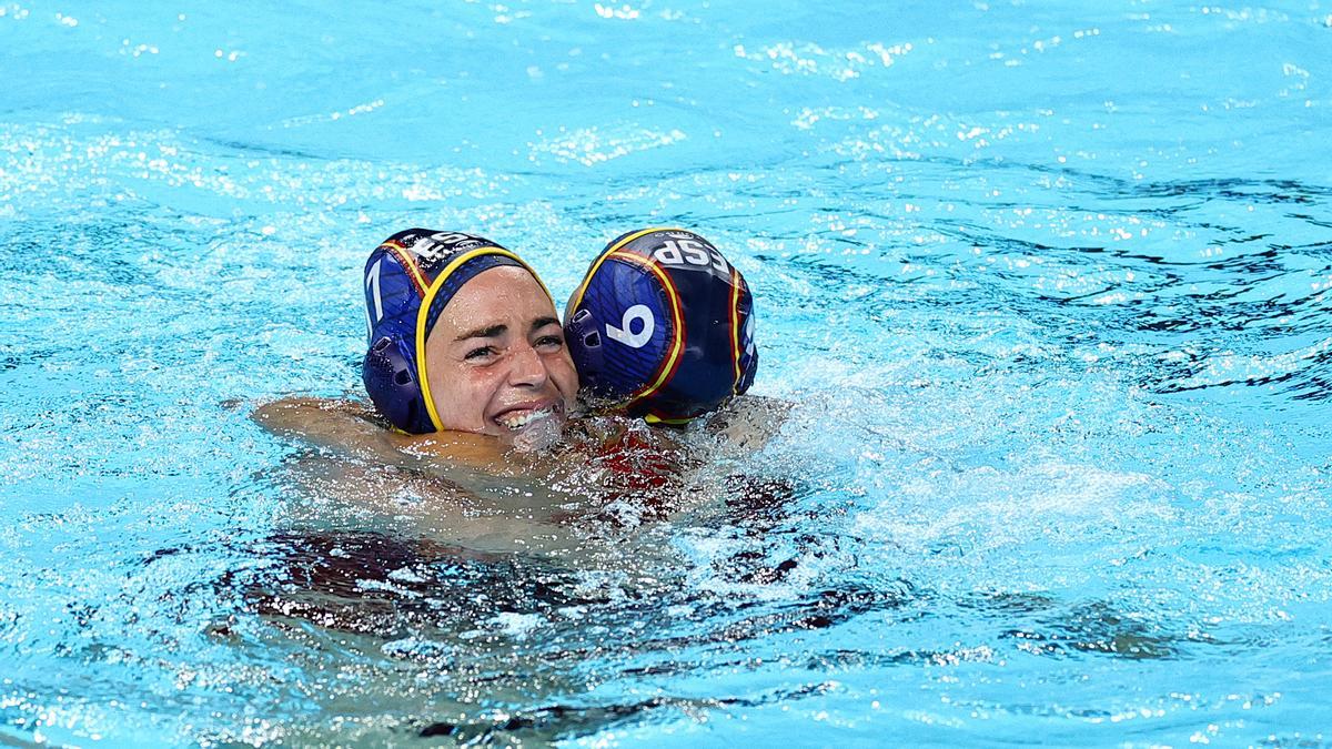 Maica García se abraza a Judith Forca tras ganar a Países Bajos.