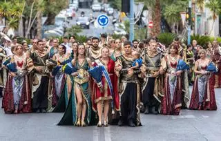 La procesión en Honor a la Virgen de la Asunción y Ofrenda de Flores de Altozano, en imágenes
