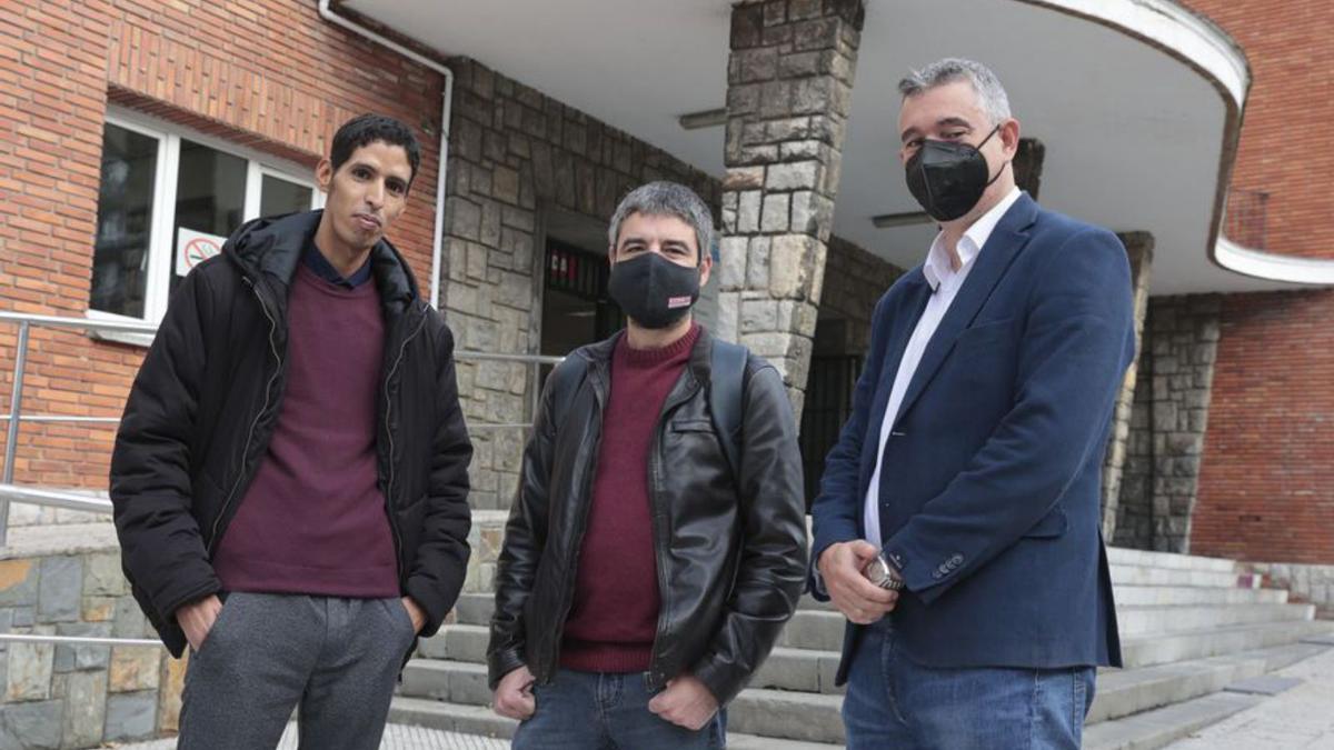 Mohamed Salem, Borja Llorente y Celestino Rodríguez, ayer, a las puertas de la Facultad de Formación del Profesorado. | Irma Collín