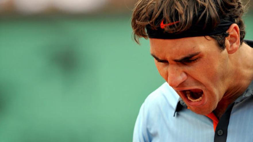 El tenista suizo Roger Federer celebra un punto conseguido frente al alemán Tommy Haas, durante el partido de cuarta ronda del torneo Roland Garros que se disputa en París, Francia, el 1 de junio de 2009.