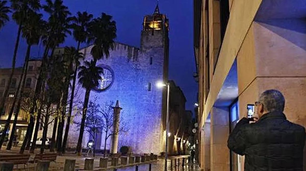 La parròquia del Mercadal de Girona il·luminada de blau, en una imatge d'arxiu