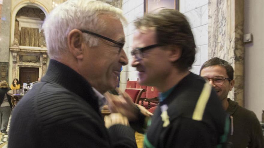 Ribó y Grezzi se saludan en el pleno infantil de hoy.