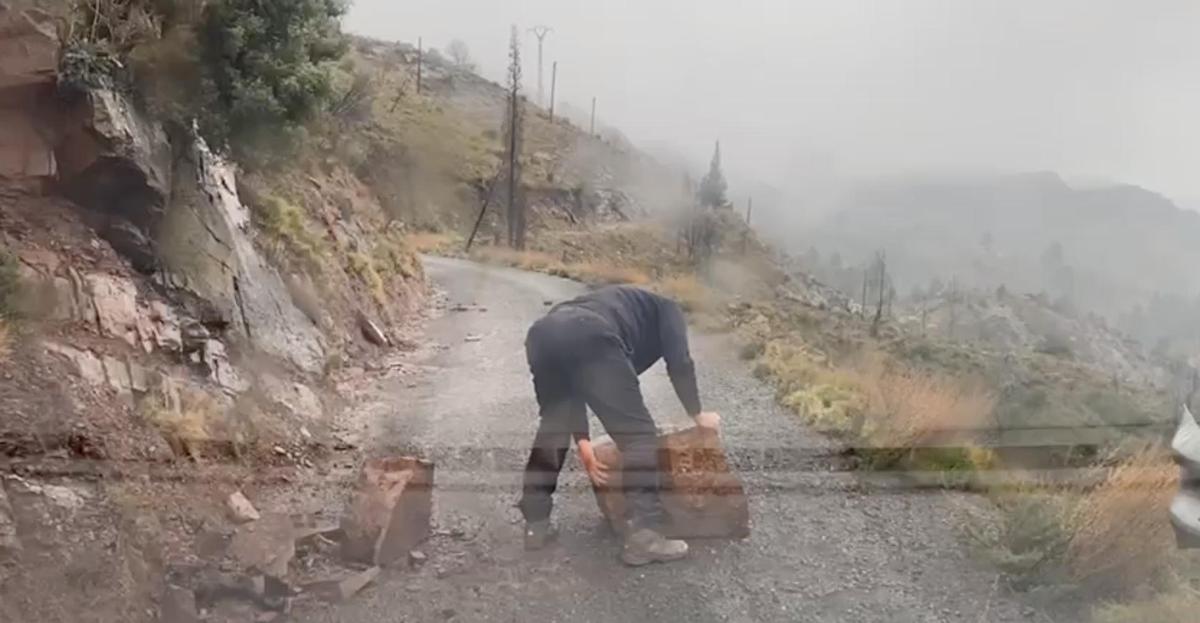 Los desprendimientos de rocas en la única carretera de acceso a Arteas son habituales desde el incendio de Bejís, que cercó la población.