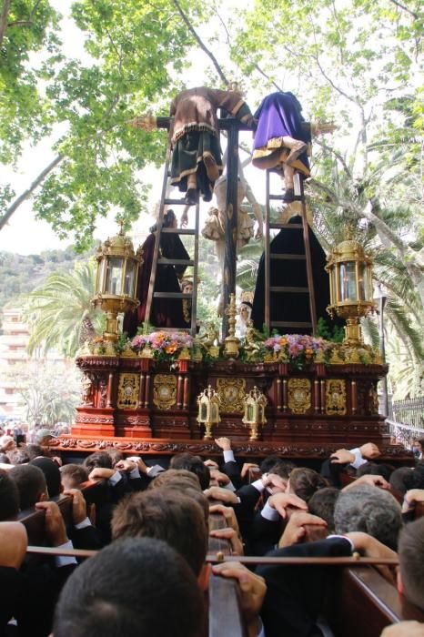 El Jueves Santo la lluvia deslució mucho los cortejos e impidió procesionar, por ejemplo a El Chiquito. Sí salieron las hermandades del Viernes Santo. En la imagen, el Señor del Descendimiento.