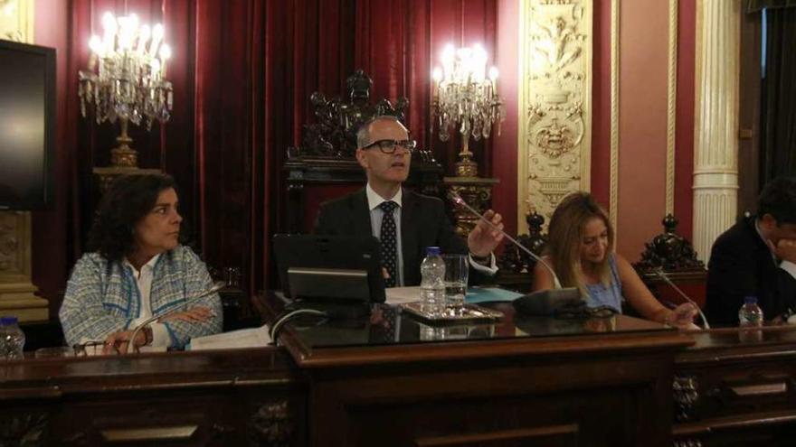 El alcalde Jesús Vázquez, durante su intervención para responder al portavoz del PSOE. // Jesús Regal