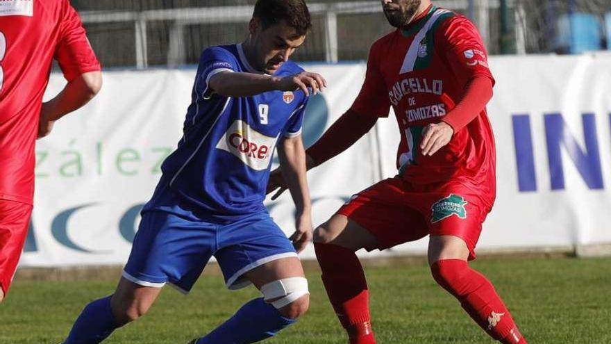 Un jugador del Porriño conduce el balón ante la presión de un rival. // Ricardo Grobas