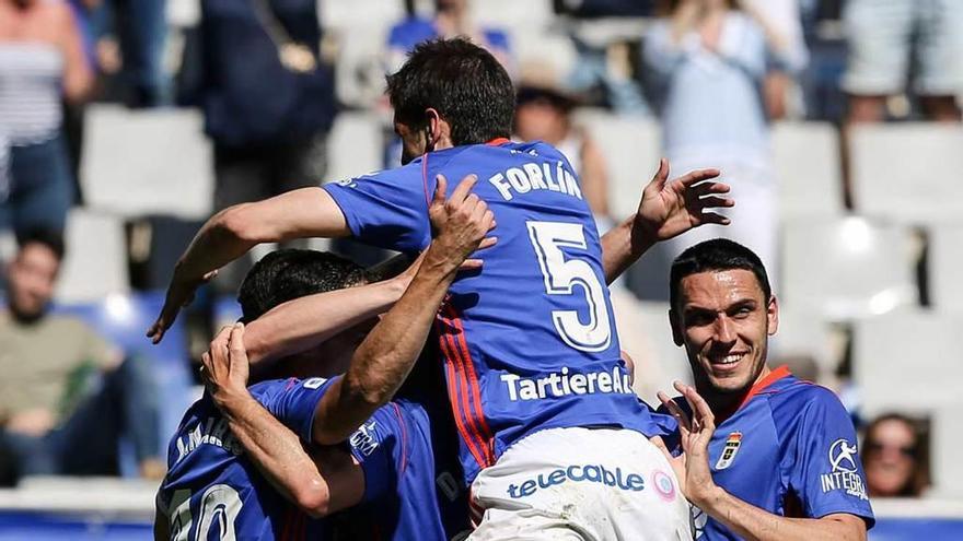 Forlín salta en la piña formada por los jugadores azules tras el gol de Christian ante el Sevilla Atlético.