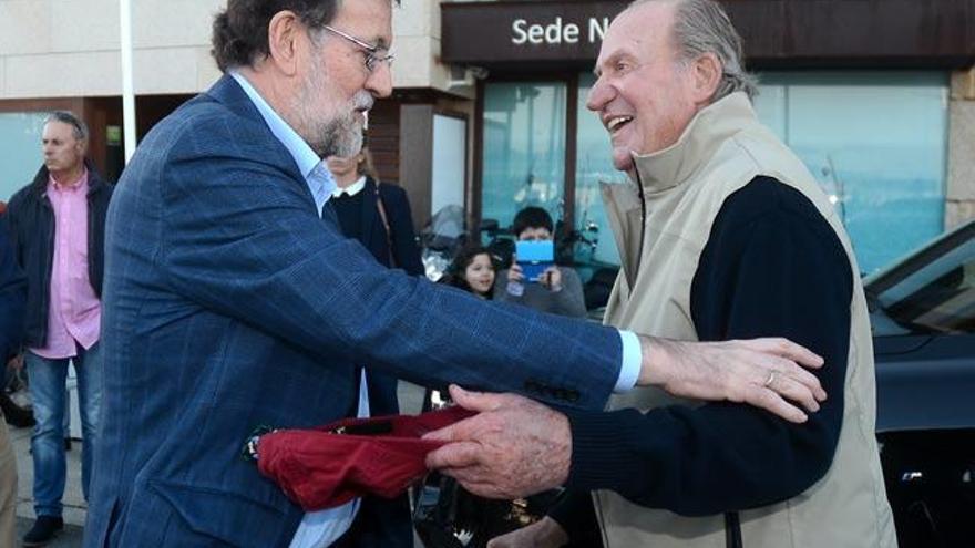 Rajoy saluda a Juan Carlos I. // R. Vázquez