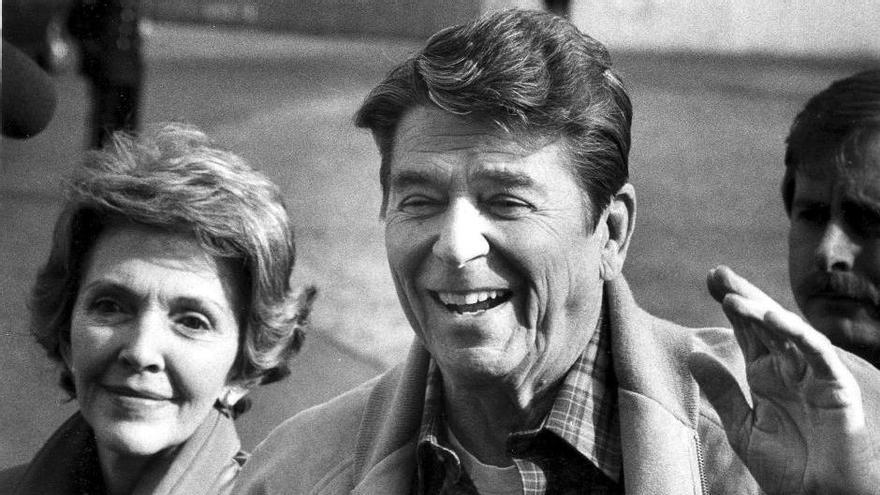 Ronald Reagan junto a su esposa Nancy