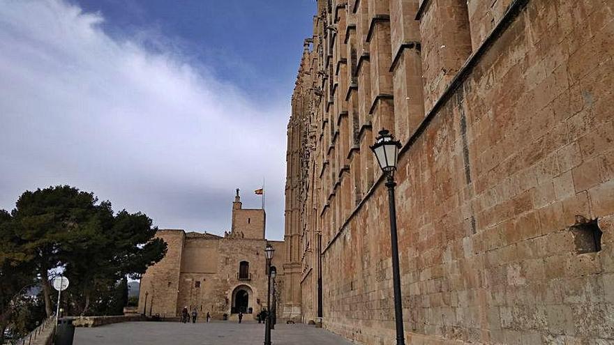 Cort prevÃ© focos soterrados en esta fachada de la Seu.