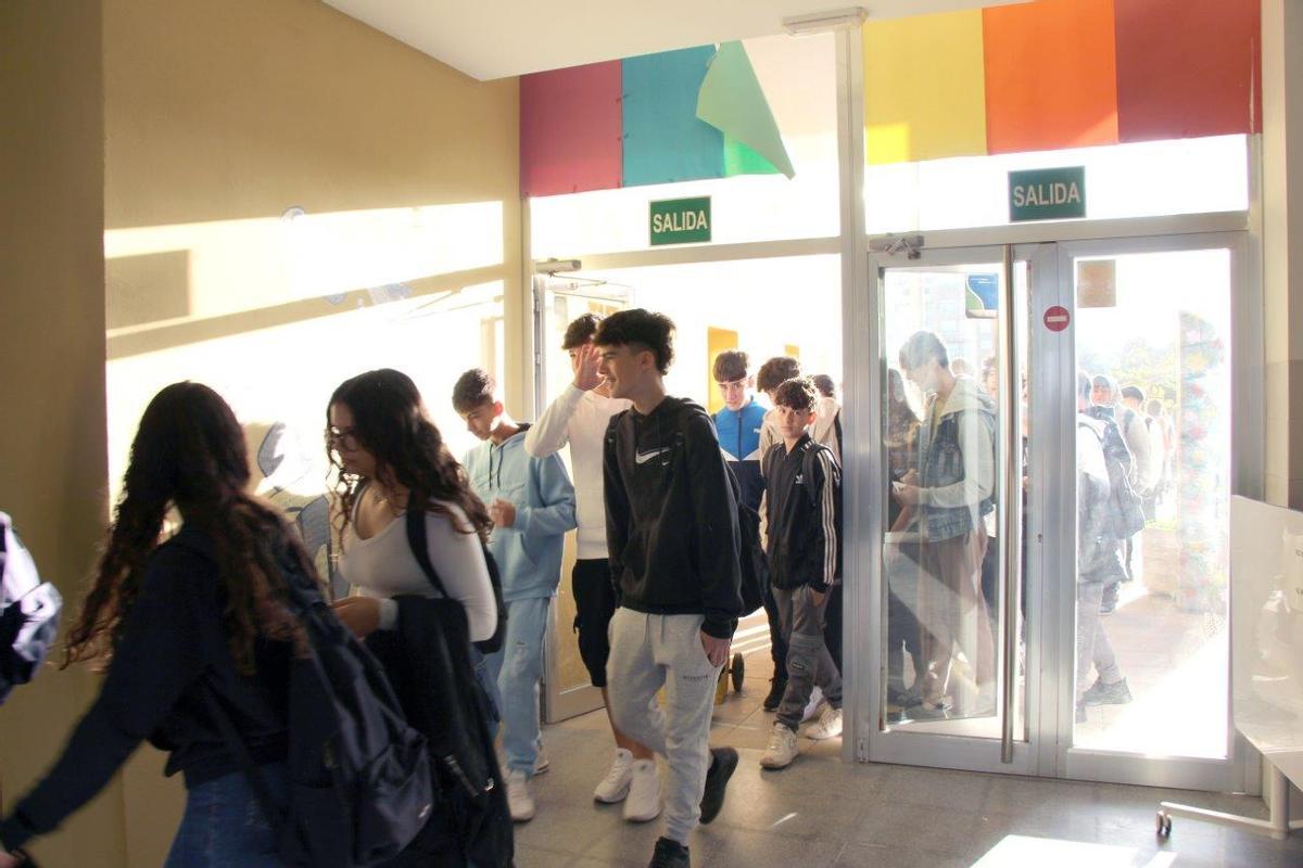 Entrada de los alumnos de Secundaria.