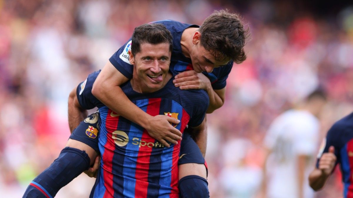 Lewandowski y Gavi celebran el tercer gol