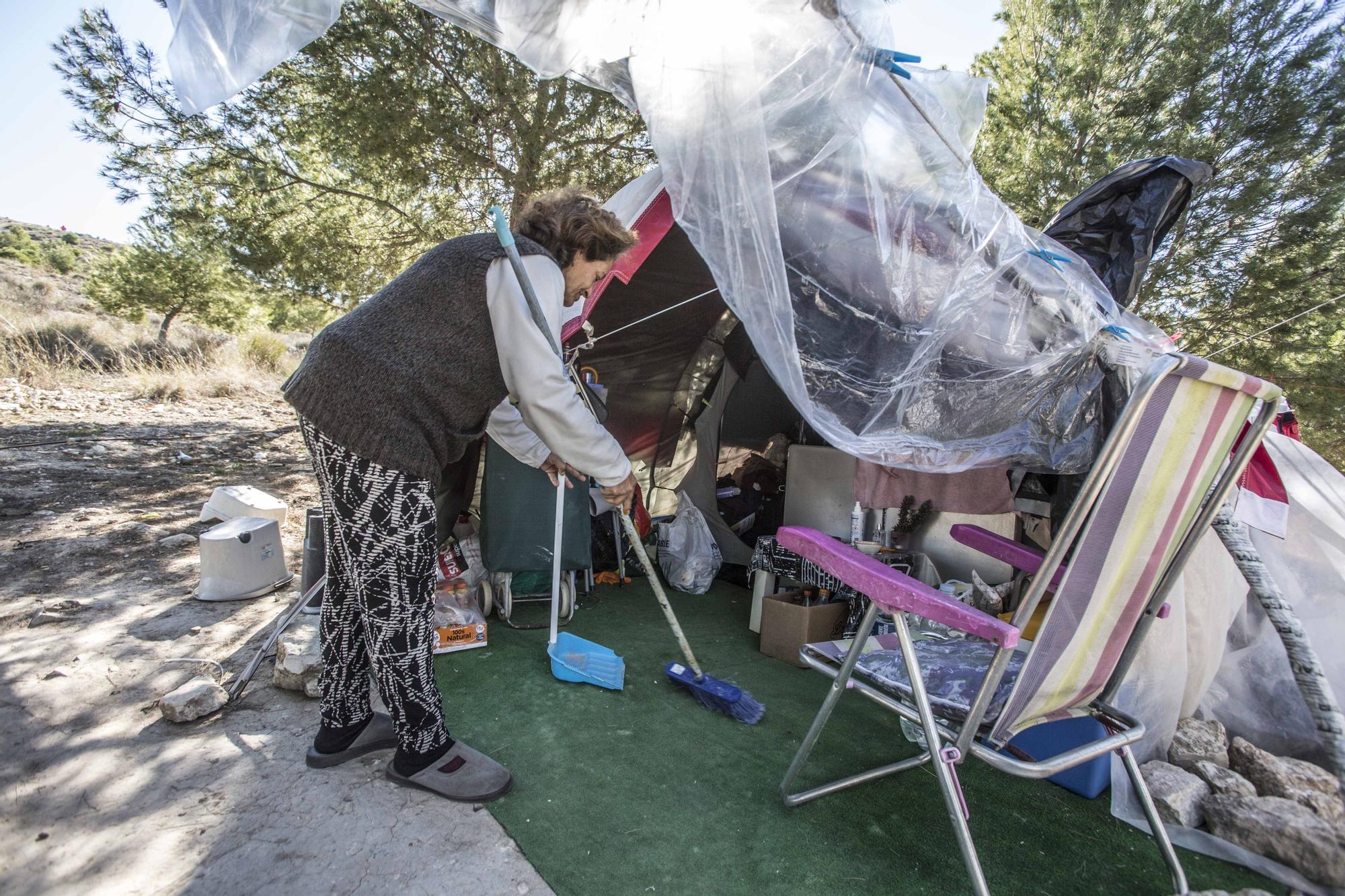 Personas que viven en la calle montan poblados a las afueras de Alicante en los que intentan vivir con la mayor dignidad posible