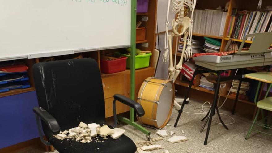 La lluvia provoca el derrumbe del techo en el aula de música del CEIP de Silleda